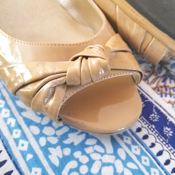 Me Too Sage patent leather kitten wedge peep toe w Bow 8.5 - Picture 4 of 6